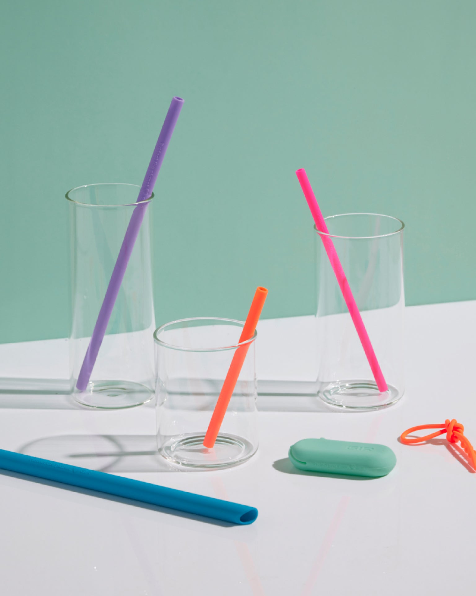 GIR Straws of different colors and sizes in empty glasses. 