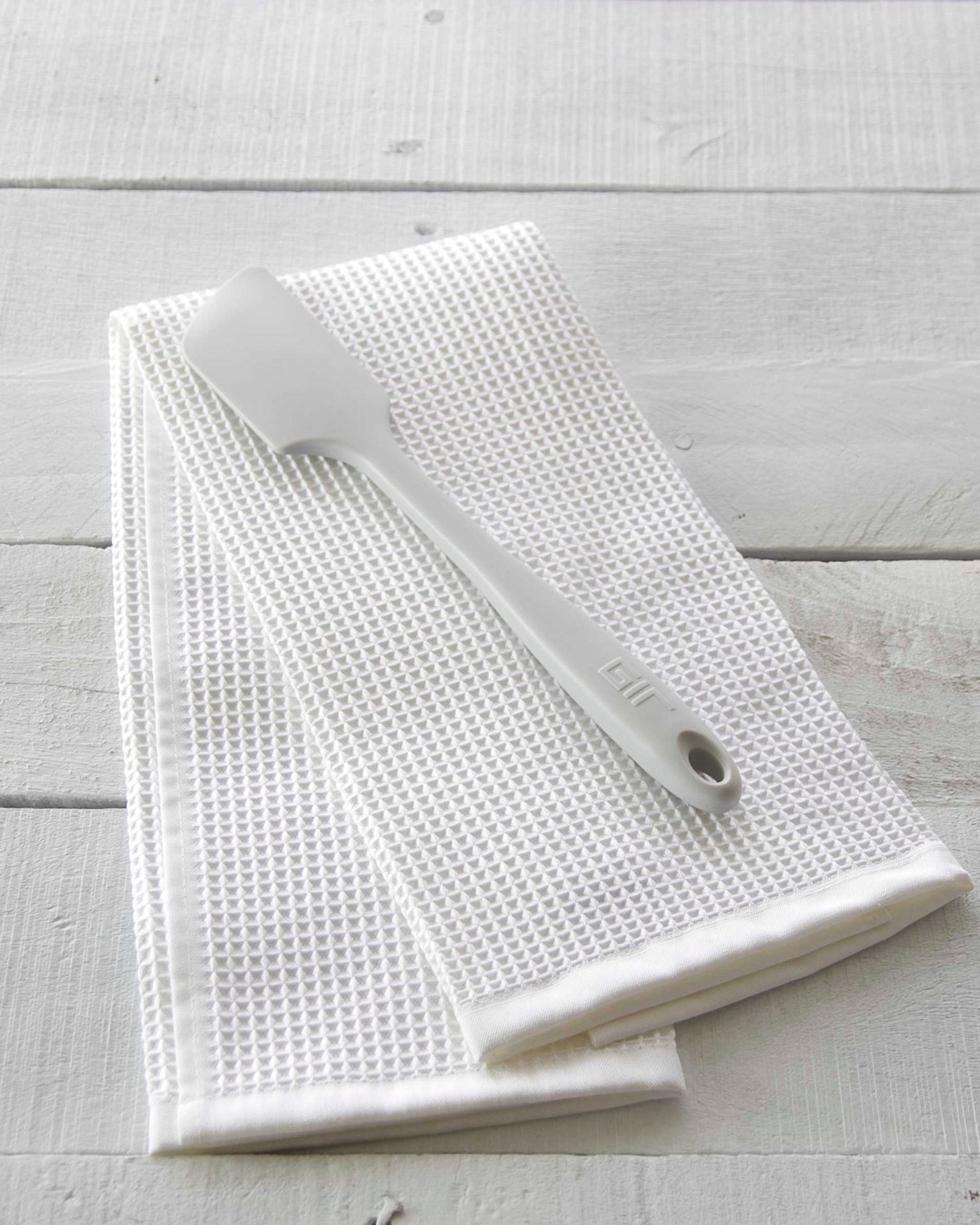 The Studio Ultimate Spatula on an Onsen Waffle Hand Towel. 